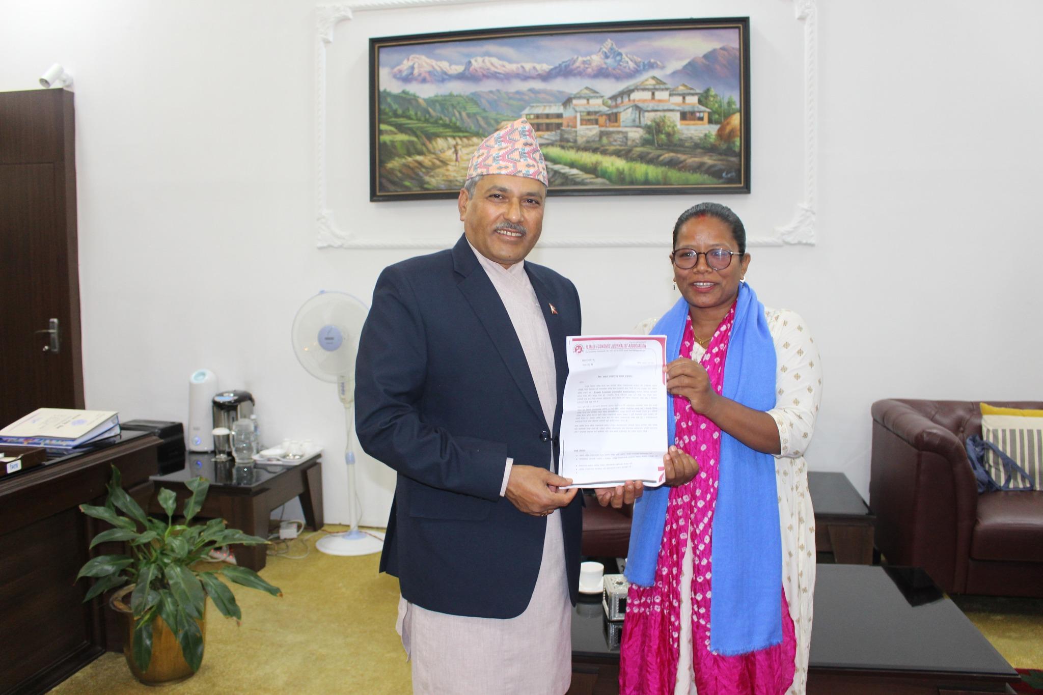 गभर्नर माहाप्रसाद अधिकारीसँग संस्थागत कुराकानी गर्दै अध्यक्ष ठकुरी
